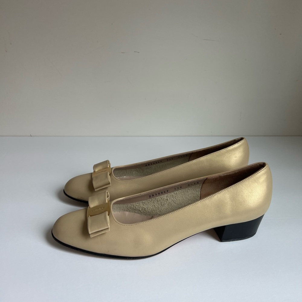 VINTAGE Salvatore Ferragamo gold vara platino calf size 9 1/2 AAA - Picture 5 of 10